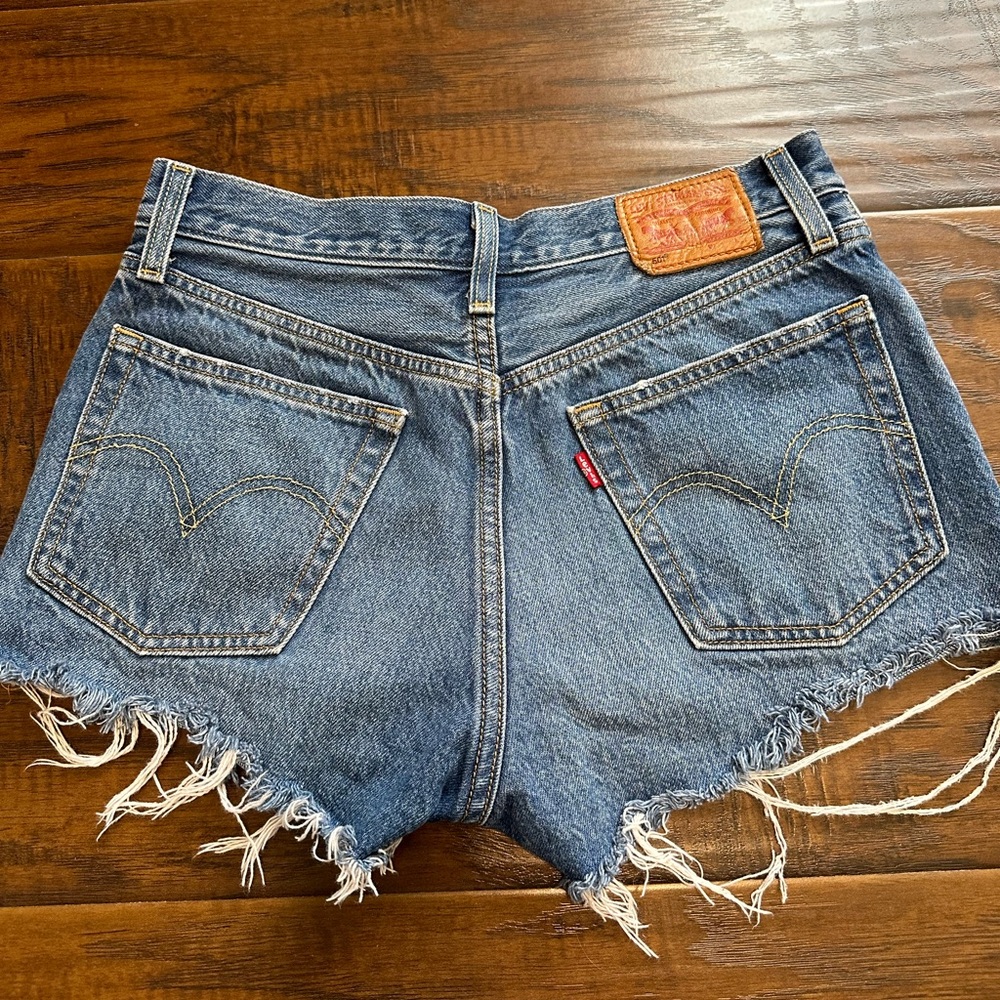 Levi’s denim 501 button fly cut off shorts size 27